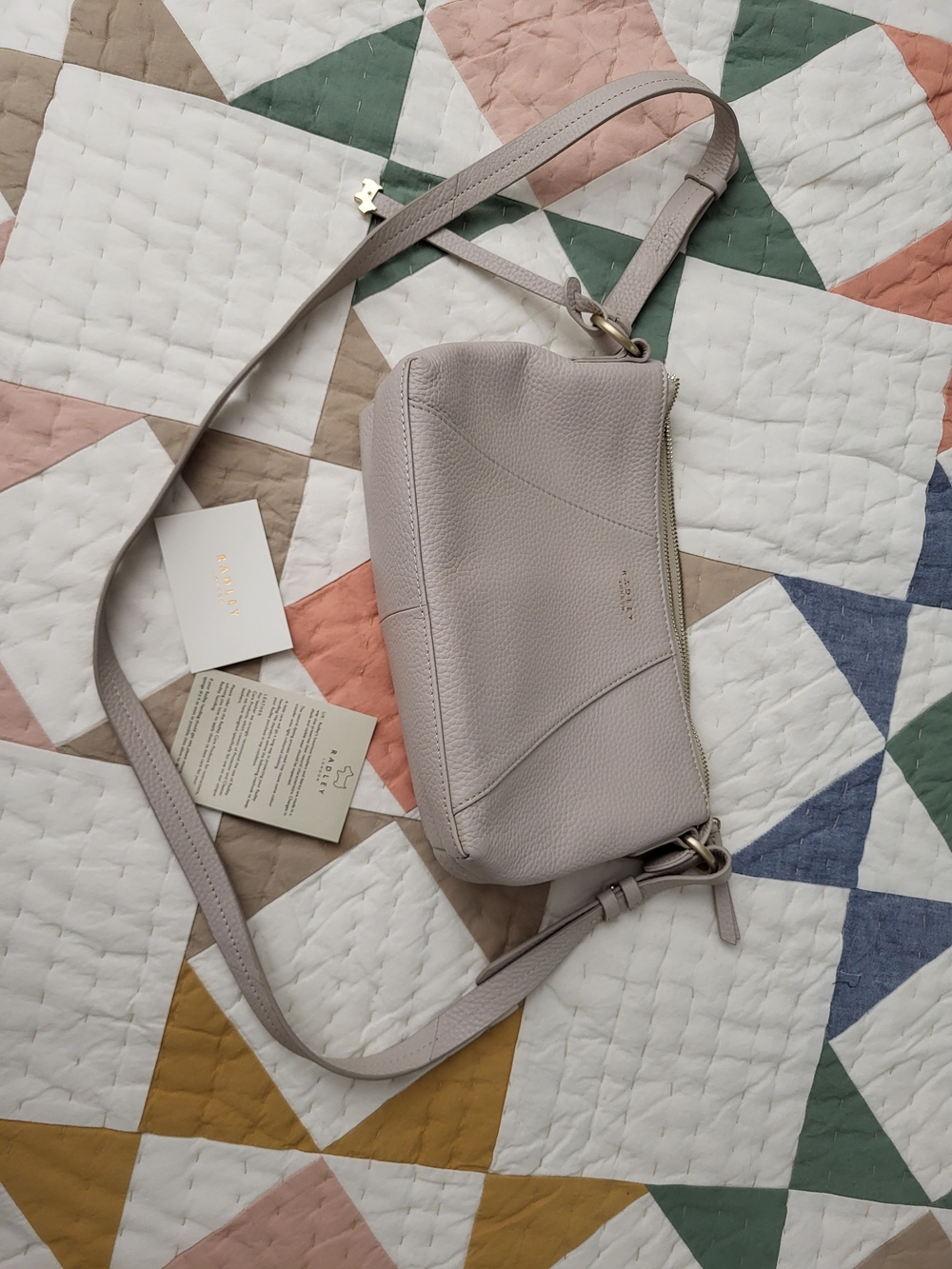 RADLEY LONDON Pebbled Leather Crossbody Bag in Dove Grey with Adjustable Strap - Picture 5 of 10